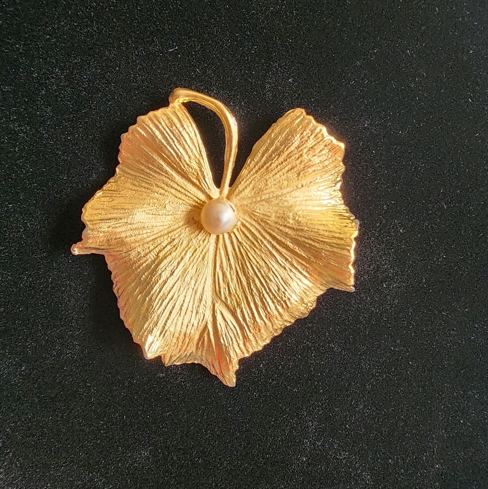 Vintage Goldtone Lily Pad Brooch With Pearl